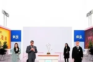 《听风者手记》封面：耳机与录音笔摆在木质桌面上