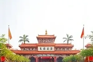 《云上慢递》封面：云层之上的邮包与航线