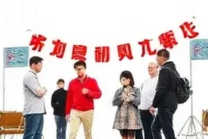 《铁轨旁的花房》封面：铁轨尽头的一间玻璃花房
