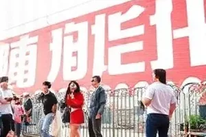 《雨落旧巷》封面：雨中的旧巷石板路与伞