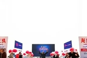《临时演员日记》封面：片场角落的折叠椅与剧本