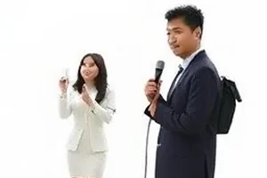 《雾中来信》封面：雾中的信封与信箱特写